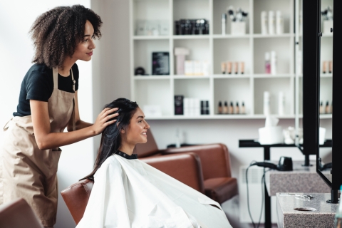 Kapster bezig met haar klant